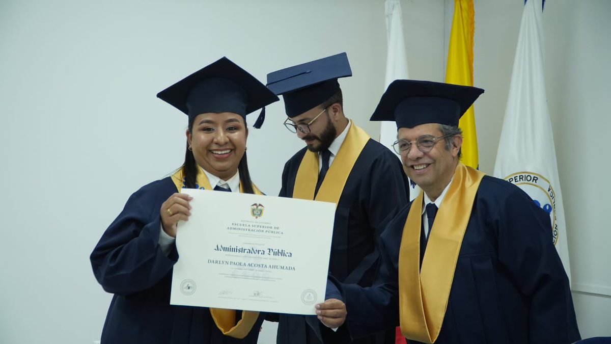 ESAPOficial's tweet photo. Durante la ceremonia de #GradosESAP2024 -1 celebrada en Barranquilla, la territorial #AtlánticoCesarMagdalenaLaGuajira entregó el pasado miércoles en compañía del rector de la ESAP, @jbula, a 13 nuevos profesionales y 31 en total alrededor de toda la territorial. ¡Felicitaciones! https://t.co/MCP3MC8poK