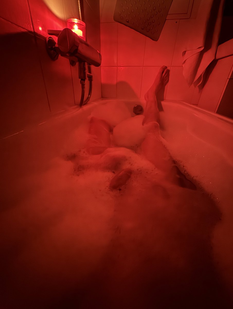 slowmo_cum's tweet photo. Love the bath with candle. And cuddle? Wanna join? 🖤 https://t.co/jthZG5fAe2