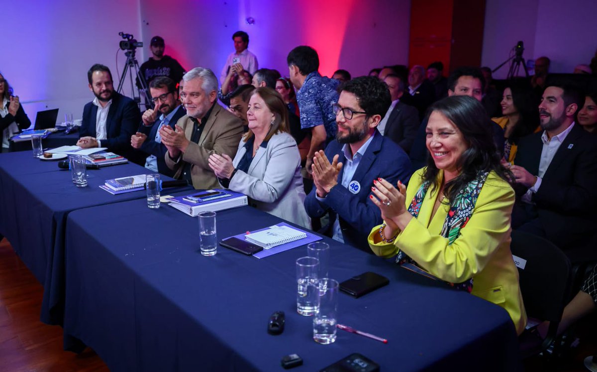 @ChileCompra, servicio relacionado del @Min_Hacienda; @Fonasa e @INDAP_Chile fueron reconocidos con el Premio Anual por Excelencia Institucional (PAEI), que organiza el @ServicioCivilCL. Subsecretaria de Hacienda @BernerHeidi integró el jurado.