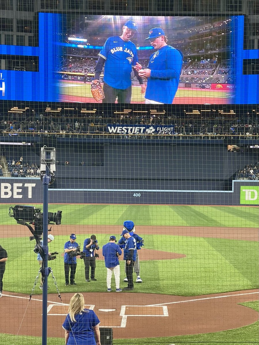 First pitch at Dodgers v ⁦@BlueJays⁩ thrown by none other than ⁦@Uri_Tabori⁩. Stand up to Cancer! Not a bad pitch my friend:-)