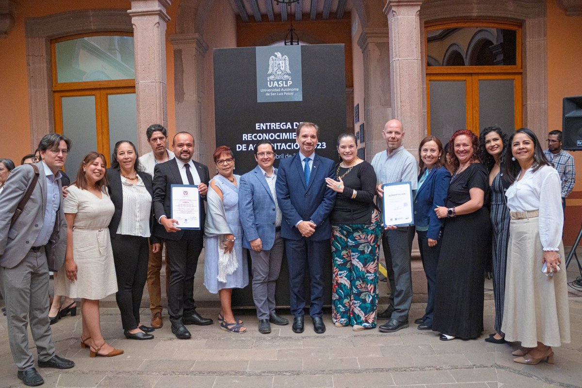 BVRosalba's tweet photo. Con un montón de buen@s amig@s celebrando la acreditación de las carreras de psicología y Psicopedagogía del @UaslpPsicologia de la @LaUASLP ✨🥳 https://t.co/bpk3x07McS