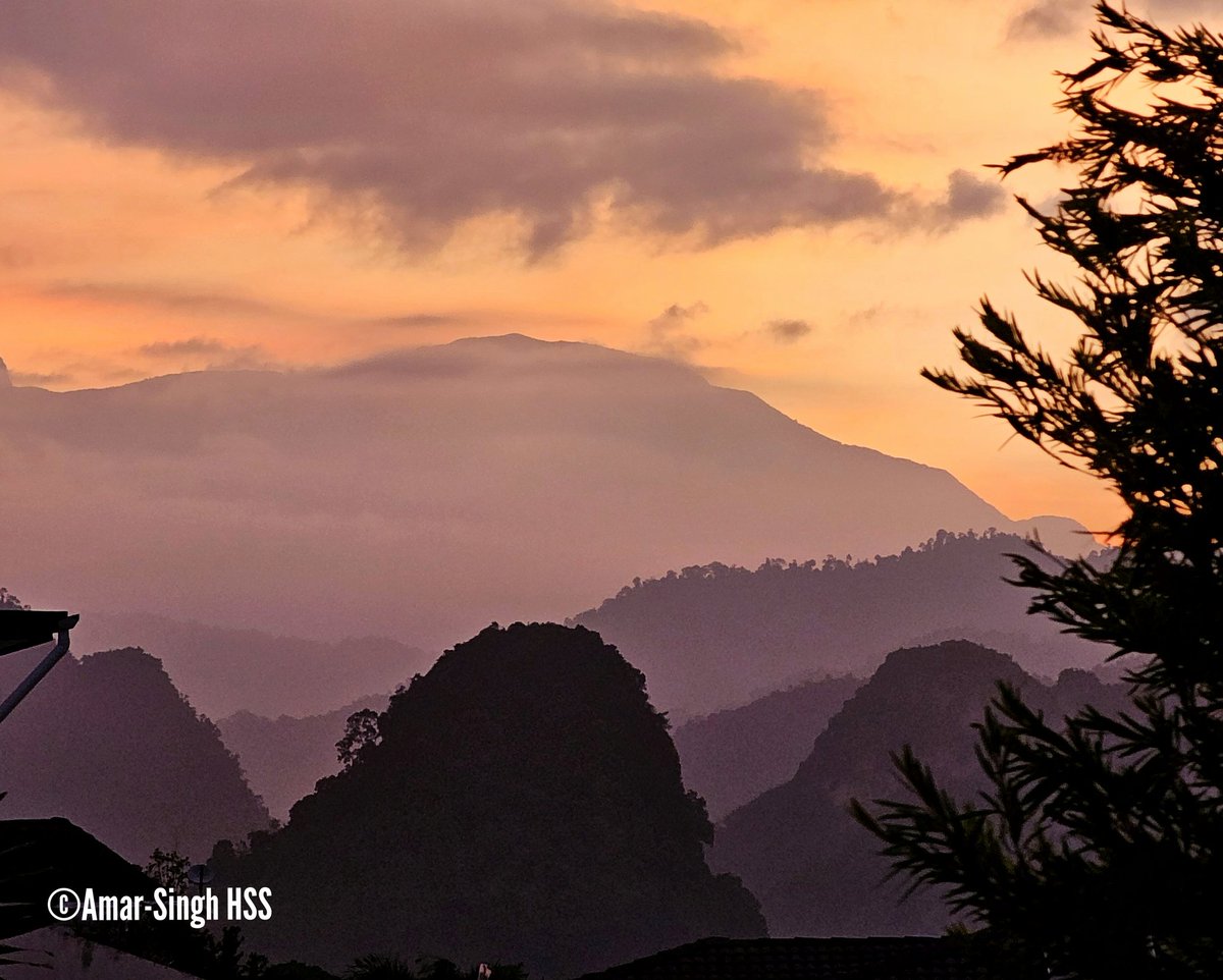 Sunrise today showing a sweet pink illumination of thin, wind blown clouds.
2nd image is a little later, a closeup of the hills & mountains. Love the different shades of the nearby limestone hills and the distant mist/cloud covered mountains.
#Ipoh #Perak #Malaysia