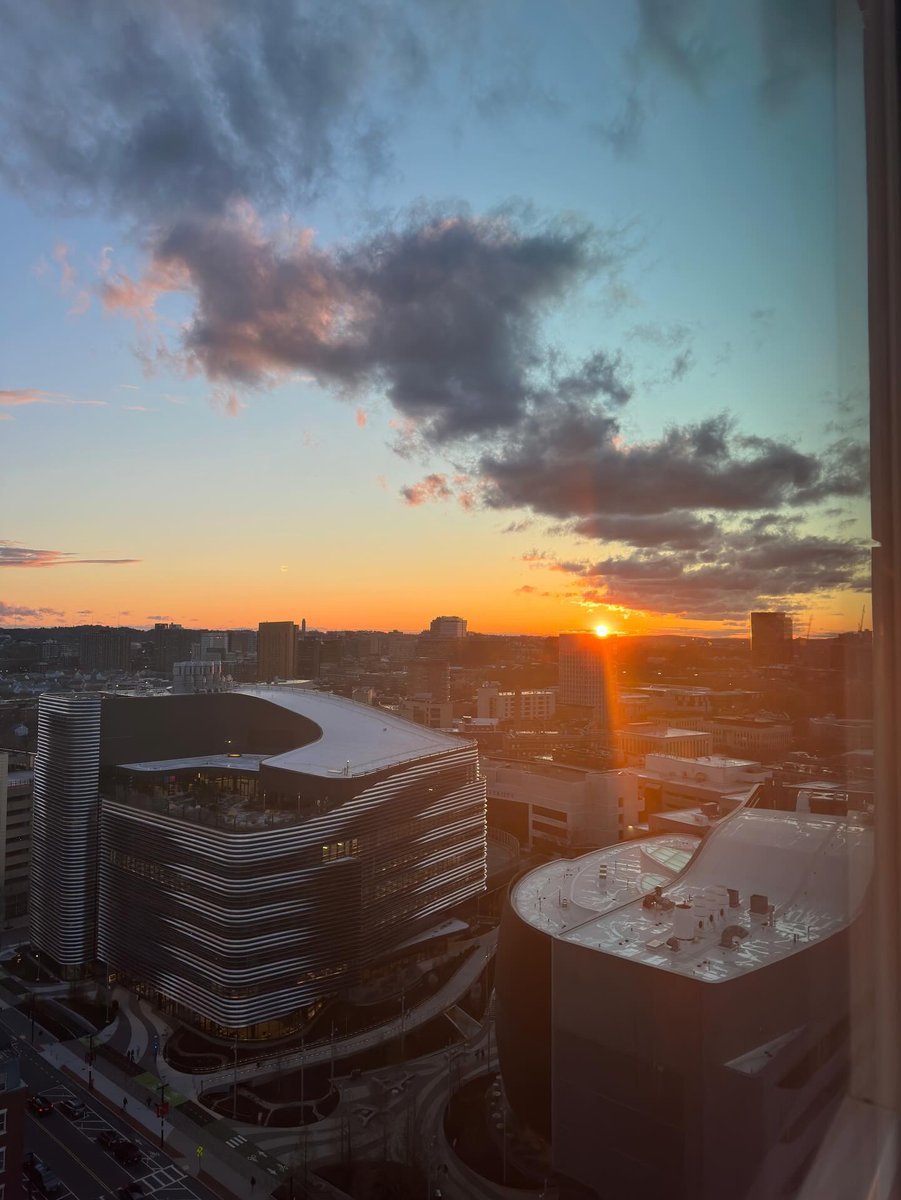 The sun sets on another semester. 🌇 You did it, Huskies! Photos by Madelyn Braker and Khushi Khetwani