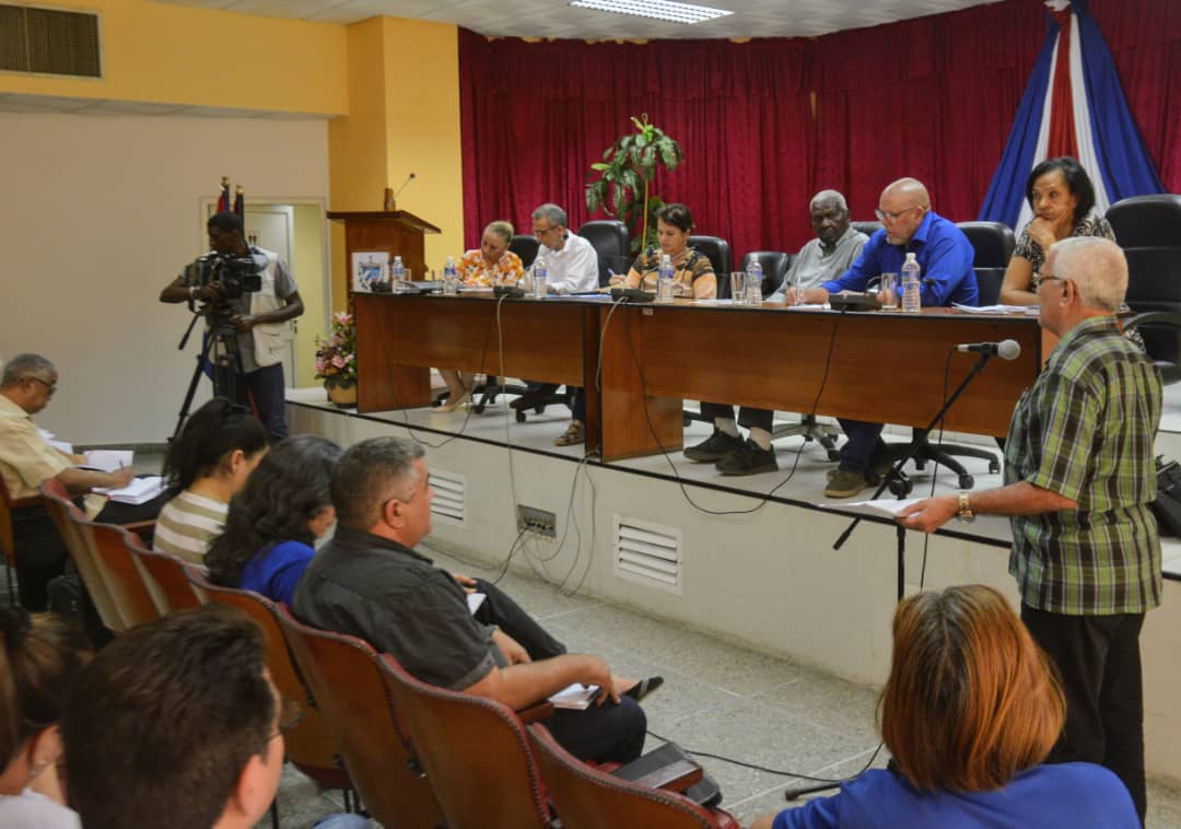 AsambleaCuba's tweet photo. Ahora | Preside Esteban Lazo conclusiones de visita integral de comisiones de @AsambleaCuba🇨🇺 al municipio #CentroHabana, efectuada en las últimas horas 

✅36 centros visitados 
✅Casi 900 personas contactadas 
✅3 comunidades recorridas 

#PoderPopular 
#LaHabanaViveEnMí https://t.co/SZqxNFHbbS