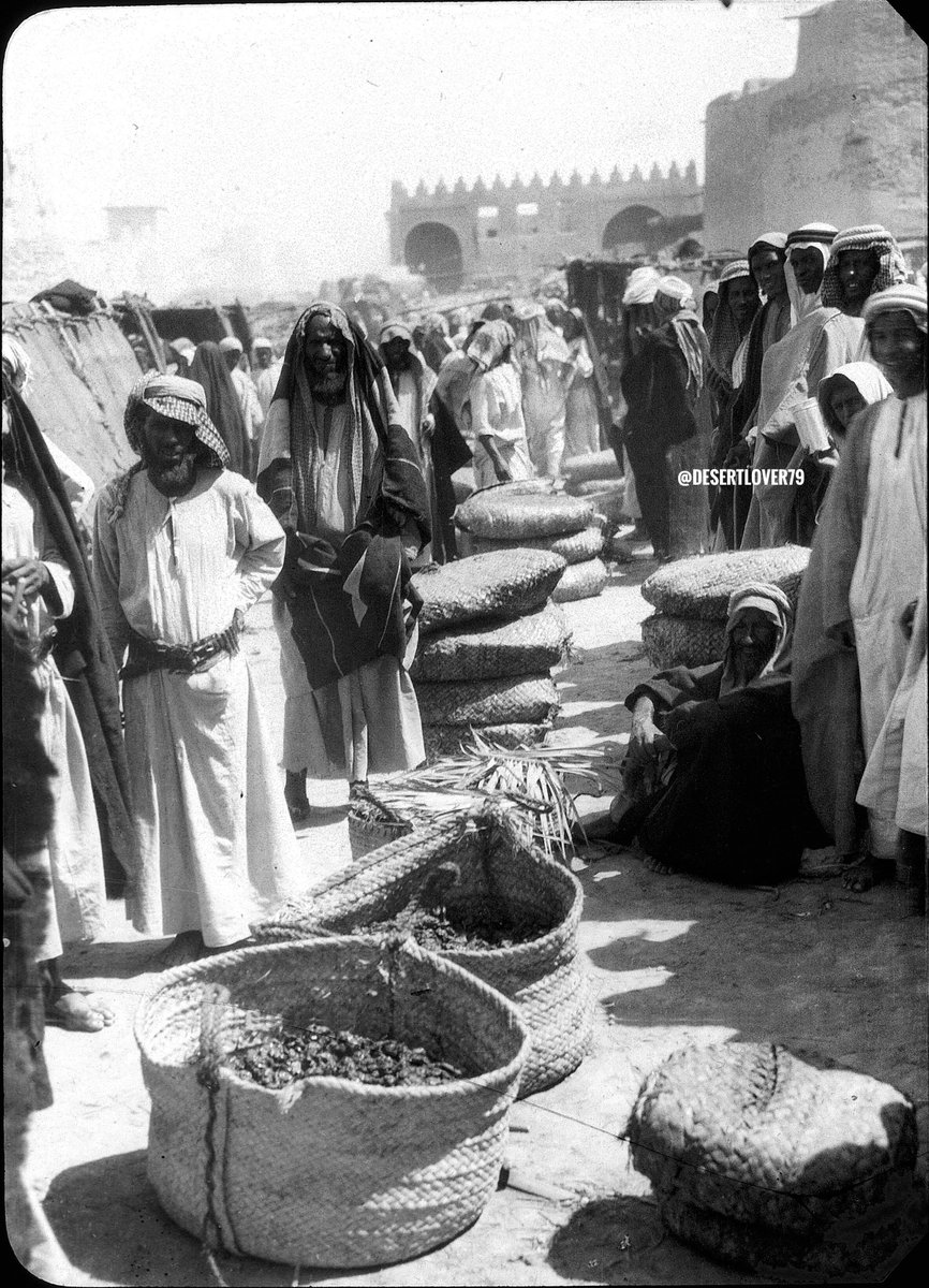 صورة: قلال تمر للبيع في مدينة #الهفوف في محافظة #الأحساء 1924 م

من <a href="/desertlover79/">محمد ناصر الخليفة</a>