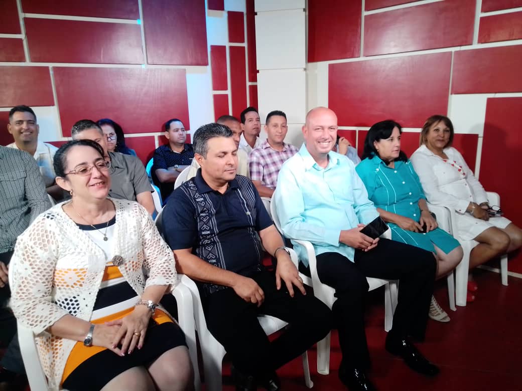 De lujo la Mesa Redonda!!!
Nuestro Gobernador expone sobre el desarrollo económico de #CiegodeAvila
#LatirAvileño ❤️❤️por #Cuba
<a href="/AlfreMenendez/">Alfre Menendez</a> <a href="/JHGcasanova/">julio Heriberto Gómez Casanova</a> 
<a href="/RandyAlonsoFalc/">Randy Alonso Falcón</a> @EduardoLpezLey3 <a href="/YaquedeCuba/">Yaquelin</a> <a href="/DrRobertoMOjeda/">Dr. Roberto Morales Ojeda</a>