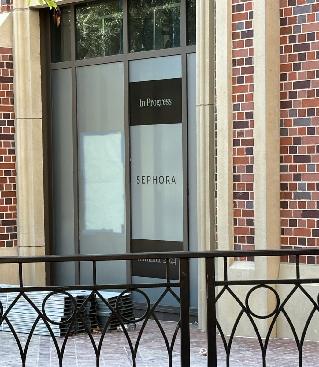 kellysoupp's tweet image. dude no way they’re opening a sephora on my campus LOLL im cheesing🤭