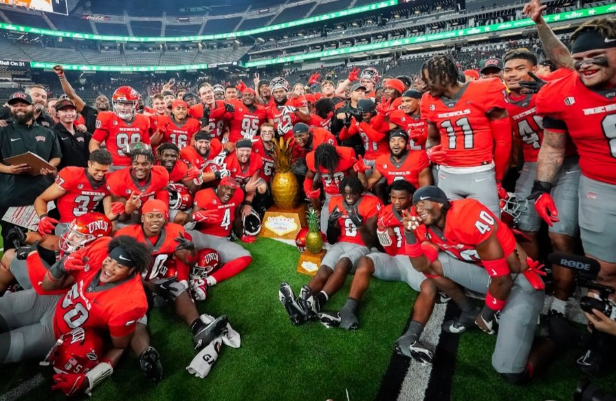 #AGTG I'm Blessed to receive an Offer from UNLV❗️@Coach_Odom @BrennanMarion4 @unlvfootball @CoachPatmon @CoachTuck03 @CoachAMatt @_coach_allen #RecruitDV🔴 Got Dudes😤Play in 26-6A💨