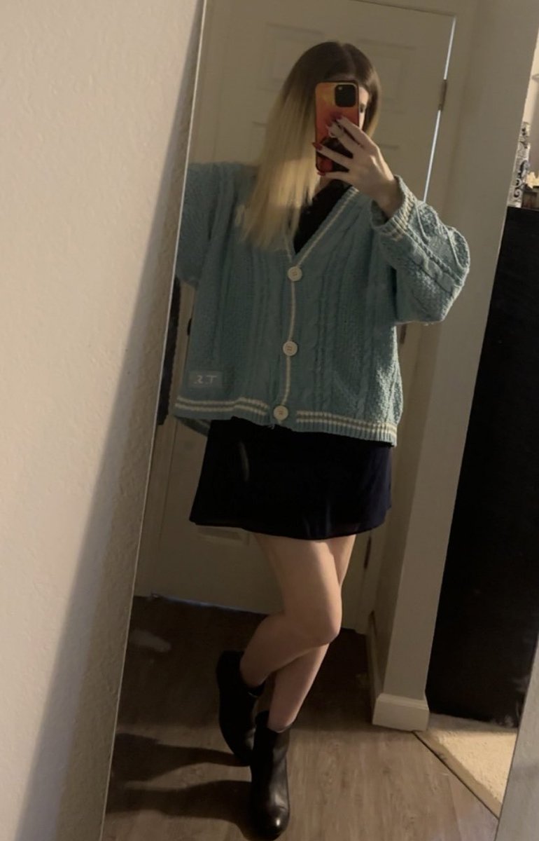 Ready to go out but I am still alittle tired!! I decided to wear my 1989 cardigan out :D I am still waiting on my TTPD cardigan to be delivered >.>