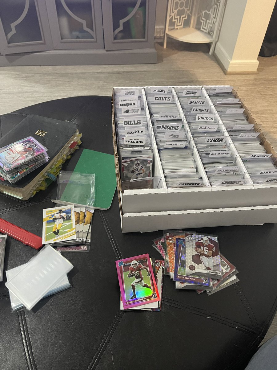SatressosCards's tweet photo. I got too many cards. Gonna do a .50 cent only draft sale for today. 3 likes and I’ll freaking do it lol.#DraftStack
@CodiDaReposter @sports_sell @TheHobby247 @Nolacardtweets @PCOregonDucks2 @Hobby_Connect #TheHobbyFamily https://t.co/F4RB9ycHqa