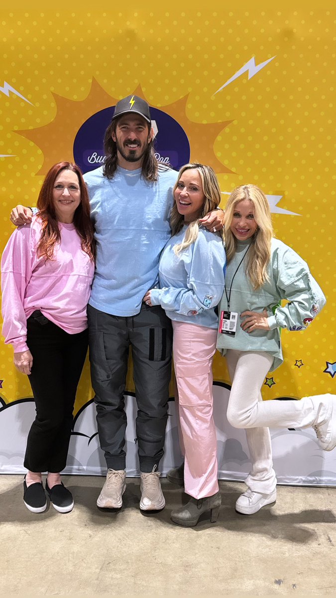 Come get a #PowerpuffGirls group shot like lucky @MoreWillie! @c2e2 @7BucksAPop with @RealEGDaily & @CatCavadini link to purchase here: 7bucksapop.com/collections/c2… (maybe even one with #MojoJojo @rljtoday 💚🐒