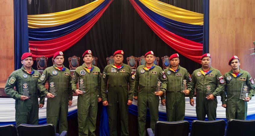 En el marco del 64 aniversario de la Dirección de Apresto Operacional de la AMB, nuestros pilotos y tripulantes del #GAP4 fueron condecorados, tras su importante aporte, horas de vuelo y operaciones durante el año 2023 en la <a href="/DAO_AMB/">DAO AMB</a>.

¡En alas venceremos!