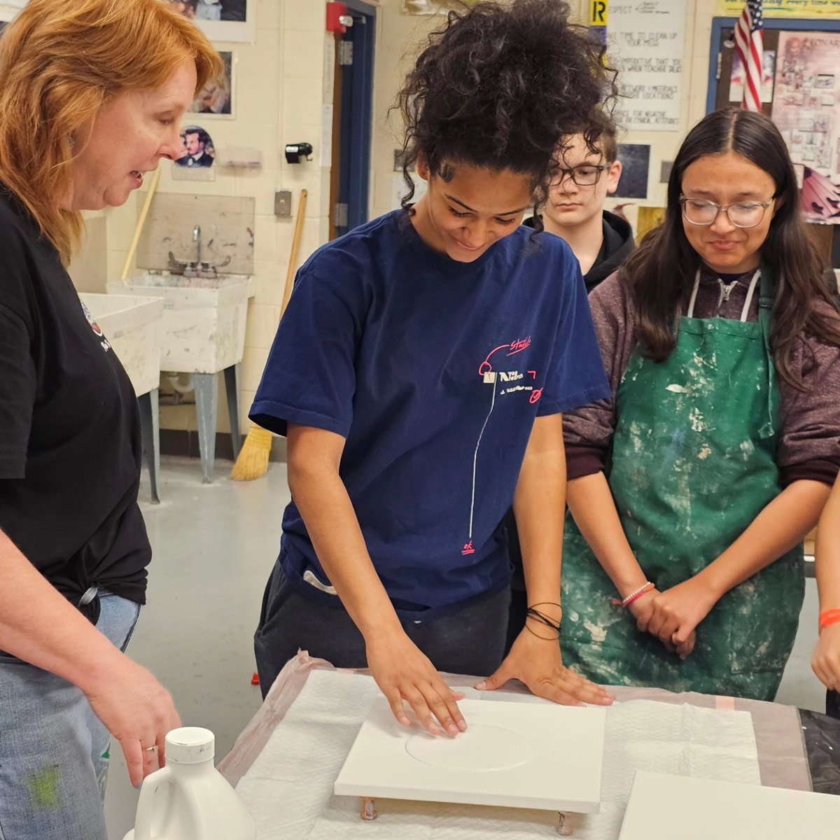 Had the owner of @hawaiifluidarttinleypark visit Art 3 today! They had a great time making some art today! We can't thank you enough! #isd109 #artsed #wilkinsjh1