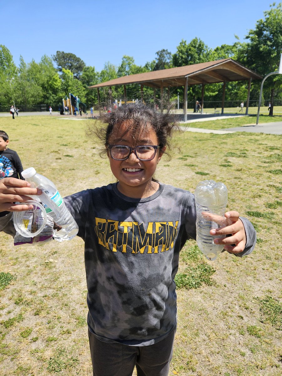 @ParticipateLrng What a busy week @WalnutCreekES From Earth Day creative writing to a playground 'clean up', our 3rd Graders pledged to care for the Earth. For Math we used different apparatus to experiment informal and formal length measurement. #ProudTeacher #UntingOurWorld