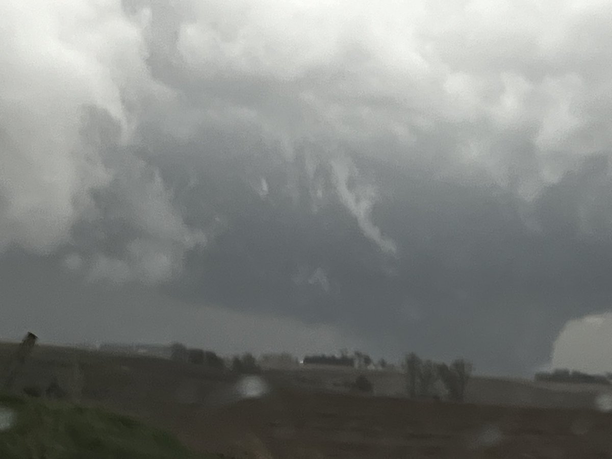 WickyDubs2's tweet photo. Wedge tornado 20 minutes ago near Kirkland Iowa. Many many towns are impacted and have stopped many times to see if anyone needs help. #iawx heading back to Minden to see if they need additional help. https://t.co/p9SLkSI82B