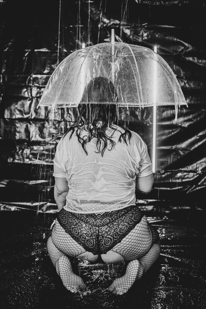 It’s finally Friday! Looking forward to sunshine and warmer weather this weekend, so we’ll keep the rain confined to this pic. ☔️ #newx #JENNIE #SPOTWITHJENNIE #lufc #milf #hotwife #Rainmaker #blackandwhitephoto