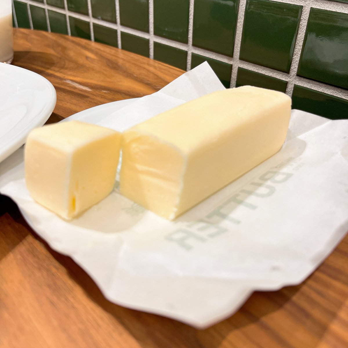pampukinhat's tweet photo. 丸の内【BUTTER 美瑛放牧酪農場】

【バターが丸々1本！？】出来立てバターと楽しむホットケーキ🥞

自慢の『ミルクを食べるバター』はたっぷり100g✨
ホットケーキと合わせる事で生地の甘さをミルキーなコクが包み込む相乗効果を楽しめました😋

#丸の内 #丸の内グルメ #ホットケーキ #butter https://t.co/6FDqvXSQJk