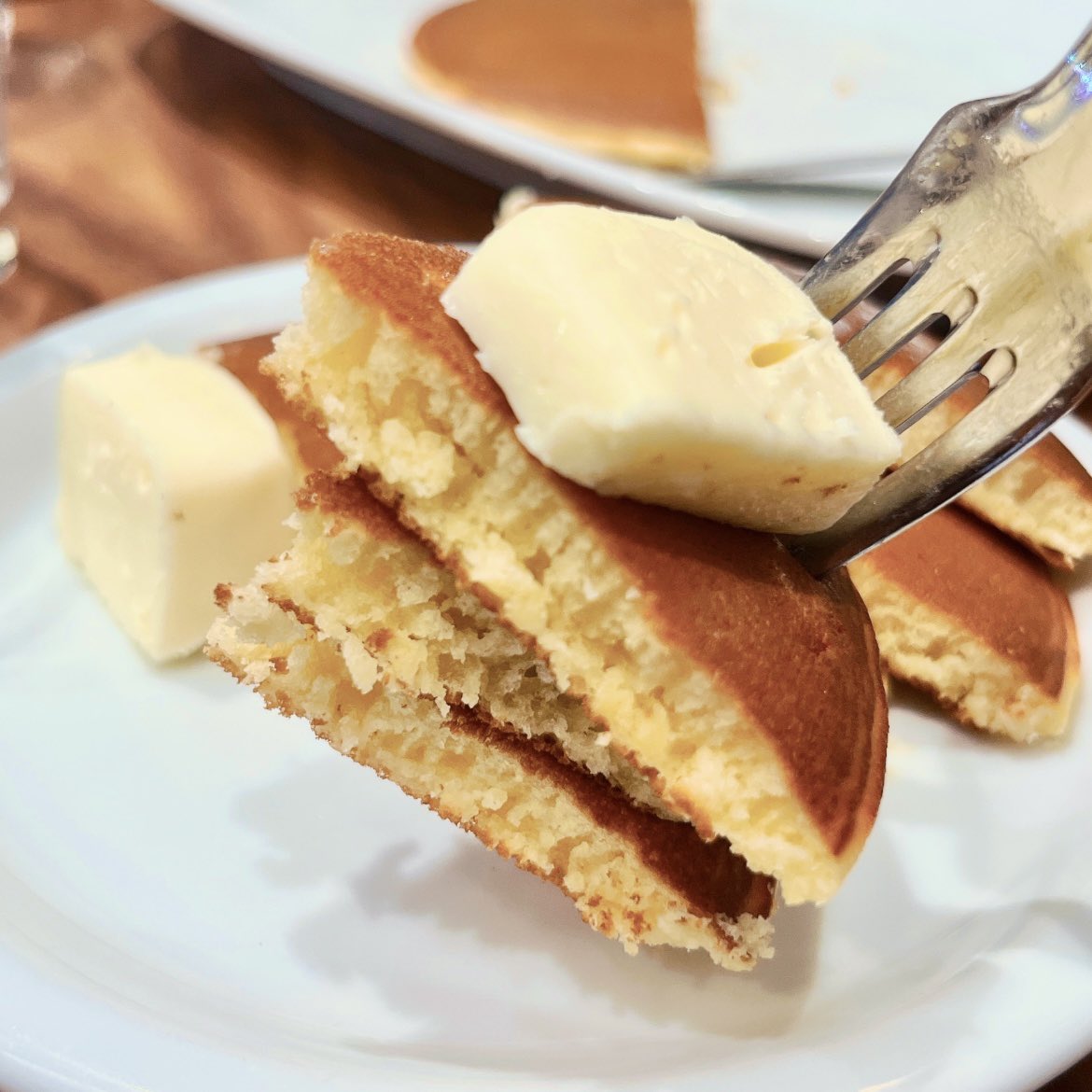 pampukinhat's tweet photo. 丸の内【BUTTER 美瑛放牧酪農場】

【バターが丸々1本！？】出来立てバターと楽しむホットケーキ🥞

自慢の『ミルクを食べるバター』はたっぷり100g✨
ホットケーキと合わせる事で生地の甘さをミルキーなコクが包み込む相乗効果を楽しめました😋

#丸の内 #丸の内グルメ #ホットケーキ #butter https://t.co/6FDqvXSQJk