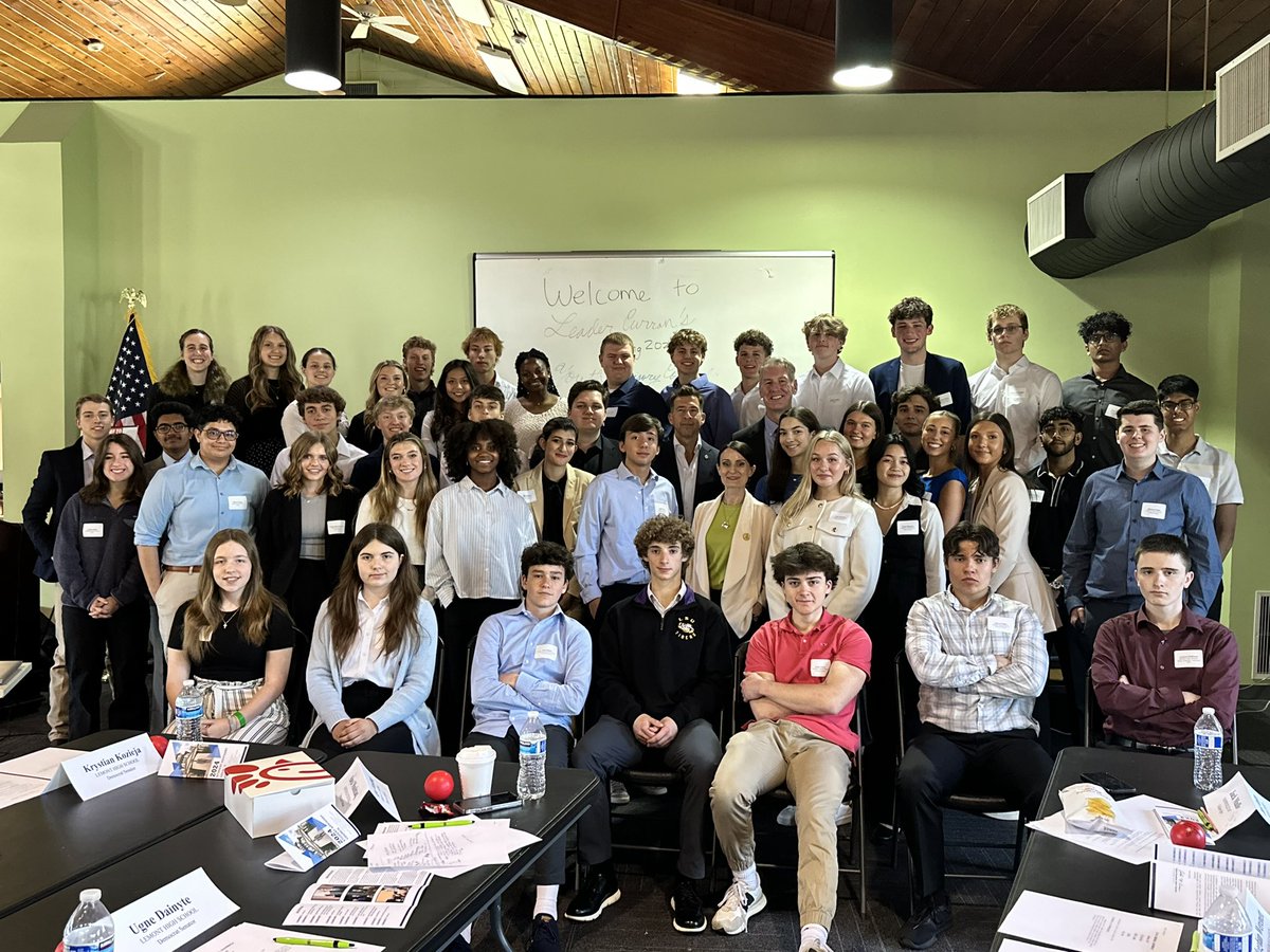 ILSecOfState's tweet image. Had a great time with students at @SenJohnCurran&apos;s Youth Advisory Council Spring Meeting! Witnessing the passion and dedication of our youth leaders was truly inspiring. Keep embracing every opportunity to learn, grow, and make a difference. #ILSOS