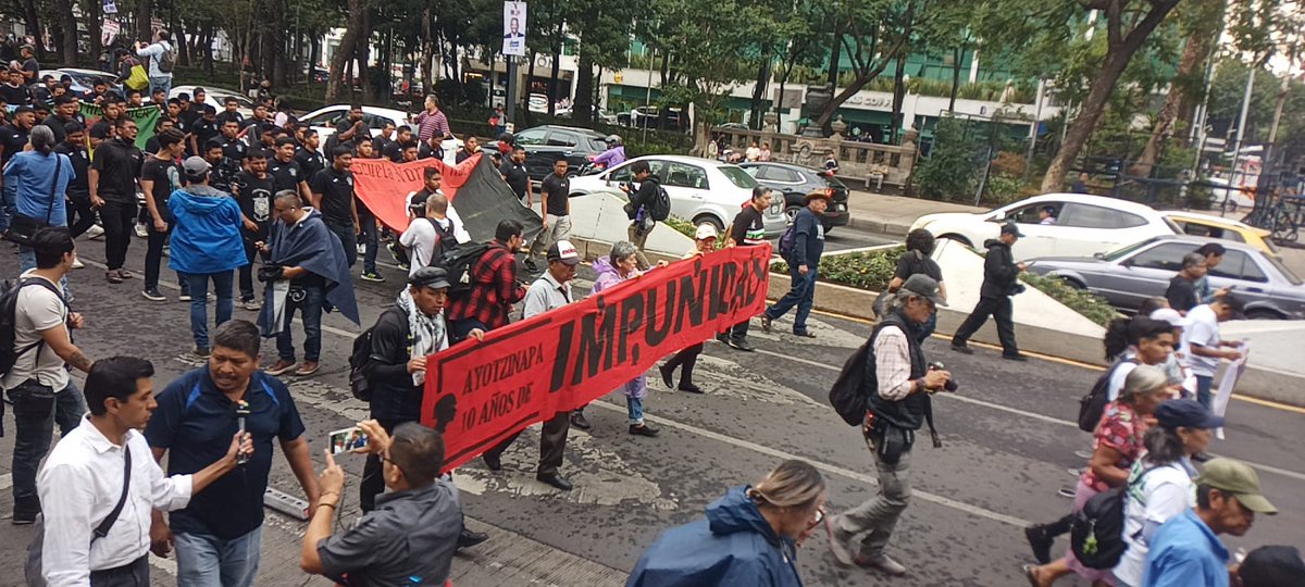 Obrador eligió la impunidad del Ejército criminal, asumir el crimen de Estado de Ayotzinapa. No dejamos de luchar por justicia. Vivos se los llevaron y vivos los queremos!