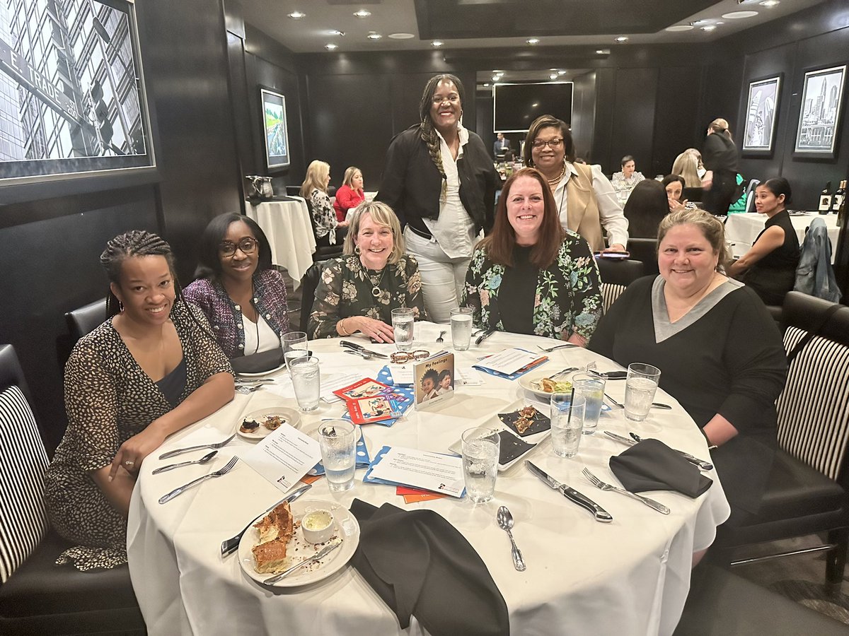 Thank you to @JustRightReader for hosting one of our small group dinners at #WLESummit!