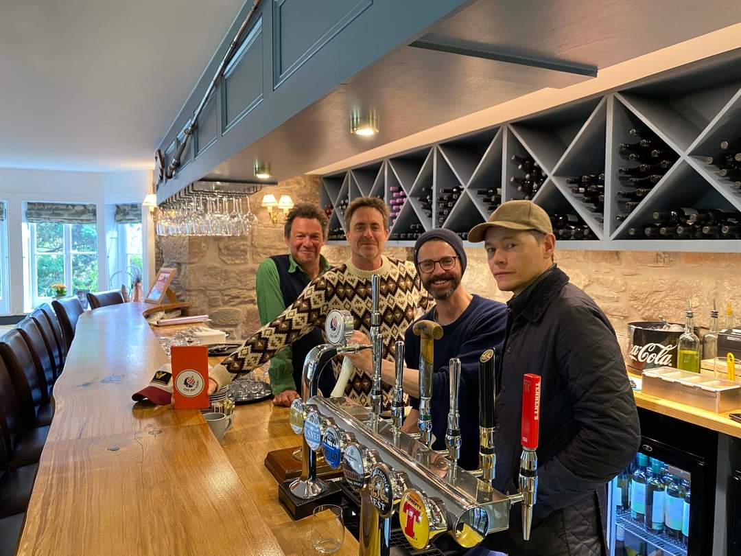 #matthewgoode 🧔🏻‍♂️ & friends enjoying a stay in Tayside (Scotland) & sustainable food. Posted by @meikleourarms on IG/FB (instagram.com/p/C6Osrq0tNUh/…)
Lovely to see Goodey reunited with Offer buddy Burn!
#jimmurray #burngorman #dominicwest #offthetable
See text ⬇️