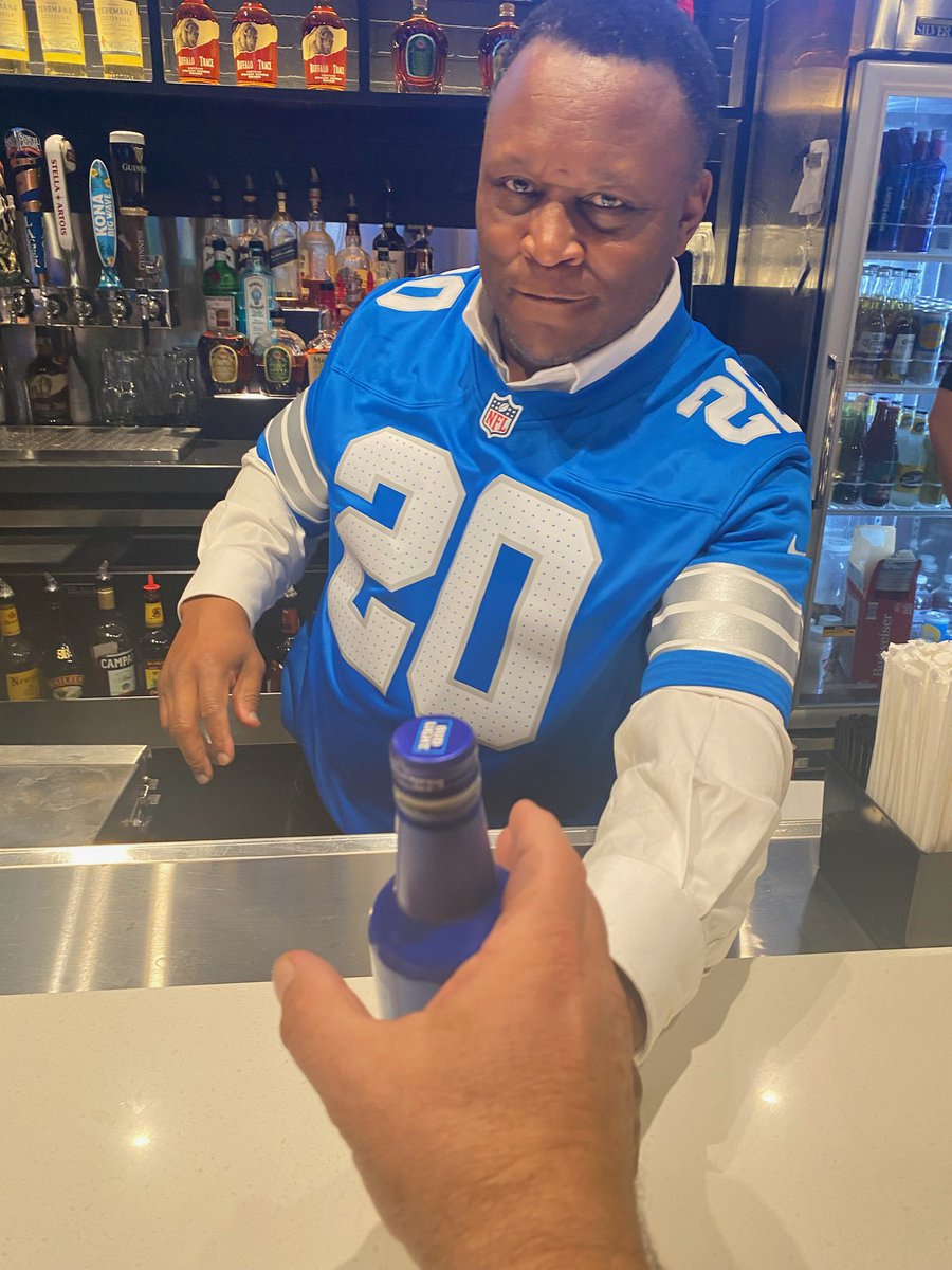 Source says Barry Sanders is serving Bud Light’s downtown at BDubs. The legend of legends.