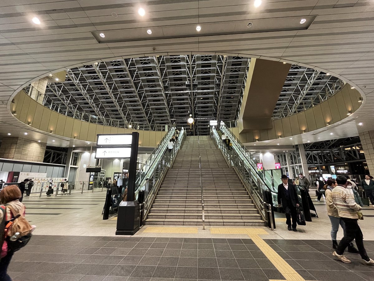 【 時空の広場へ至る大きな穴がある 】 大阪駅のコンコースの上に時空(とき)の広場という展望スペースがある。そこへ上がるための大穴がこれだ。このあたりは原さんのスカイビルのまねっこだが、なかなかおもしろい。上手に撮れないのがもどかしい。#ビル 2024.04.10、大阪駅tukitanu.net/2024/04/post-9…