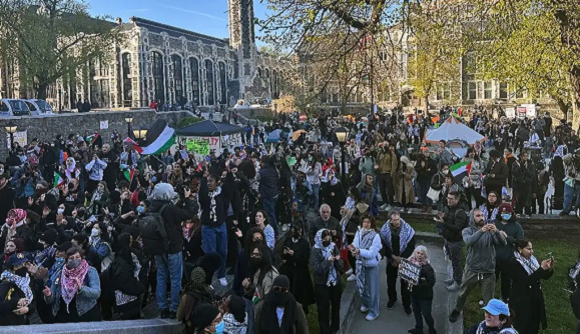 Desde Boston a Texas, Chicago a Florida, cada vez más estudiantes están demandando que sus universidades proclamen su oposición a esa guerra y el apoyo de Washington. Pero los que se enriquecen no escuchan el reclamo... Conclusión: a bolsillos llenos, oídos sordos !!!