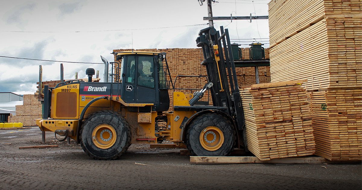 Doing the heavy lifting. 💪 - Nous nous chargeons des travaux lourds. #BrandtRTF #Forklift #JohnDeere #HeavyLifting #ConstructionLife #MaterialHandling