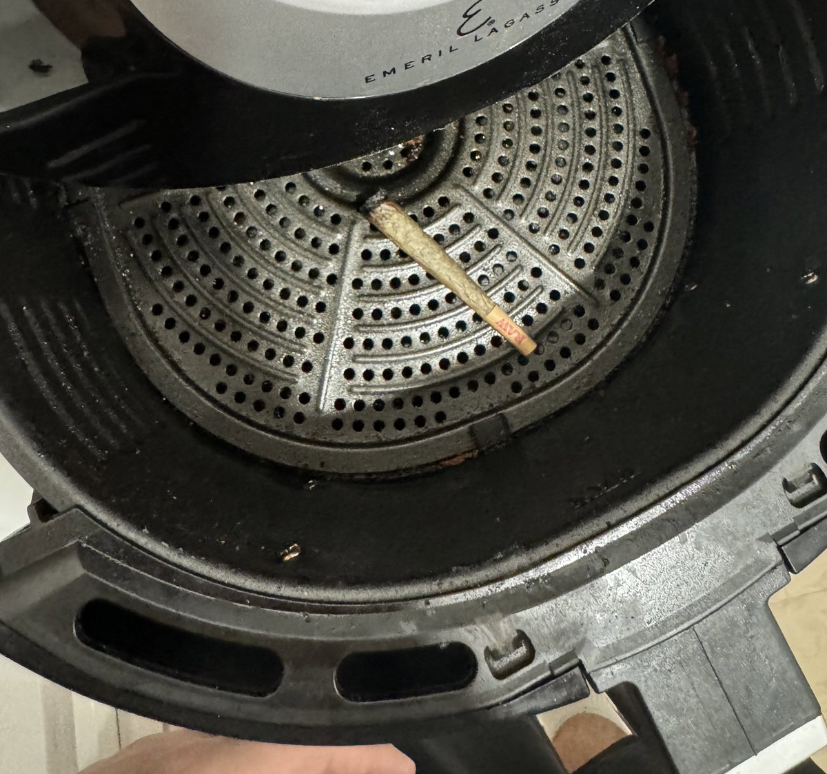 tonystatovci's tweet image. Didn’t have a lighter so I air fried the joint.. shit worked fr