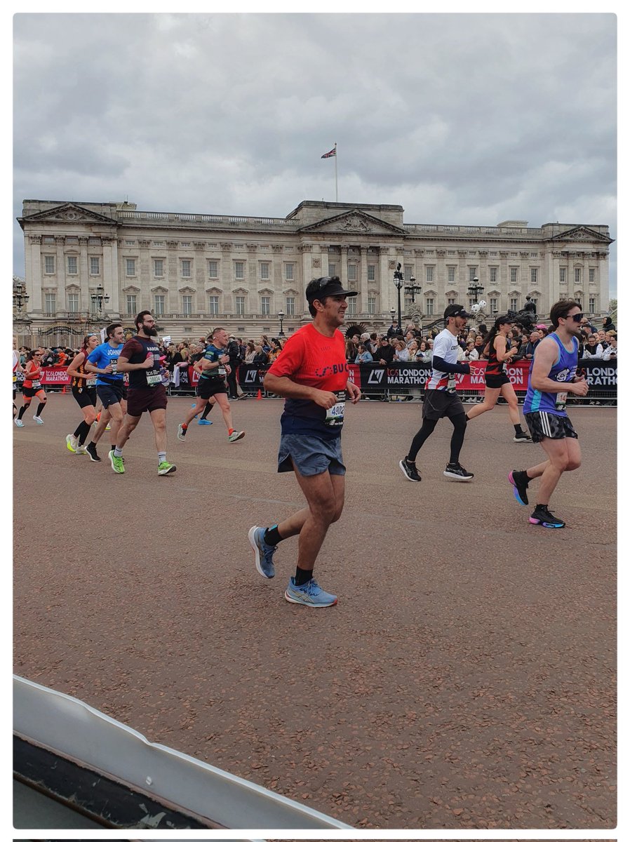 Great to see people achieving their personal goals and getting cheered on for running in London marathon on 21 April 202
#mobilephotography #streetphotography #streetphotographyworldwide #purestreetphotography #londonphotography #visitlondon #londonmarathon2024 #buckinghampalace