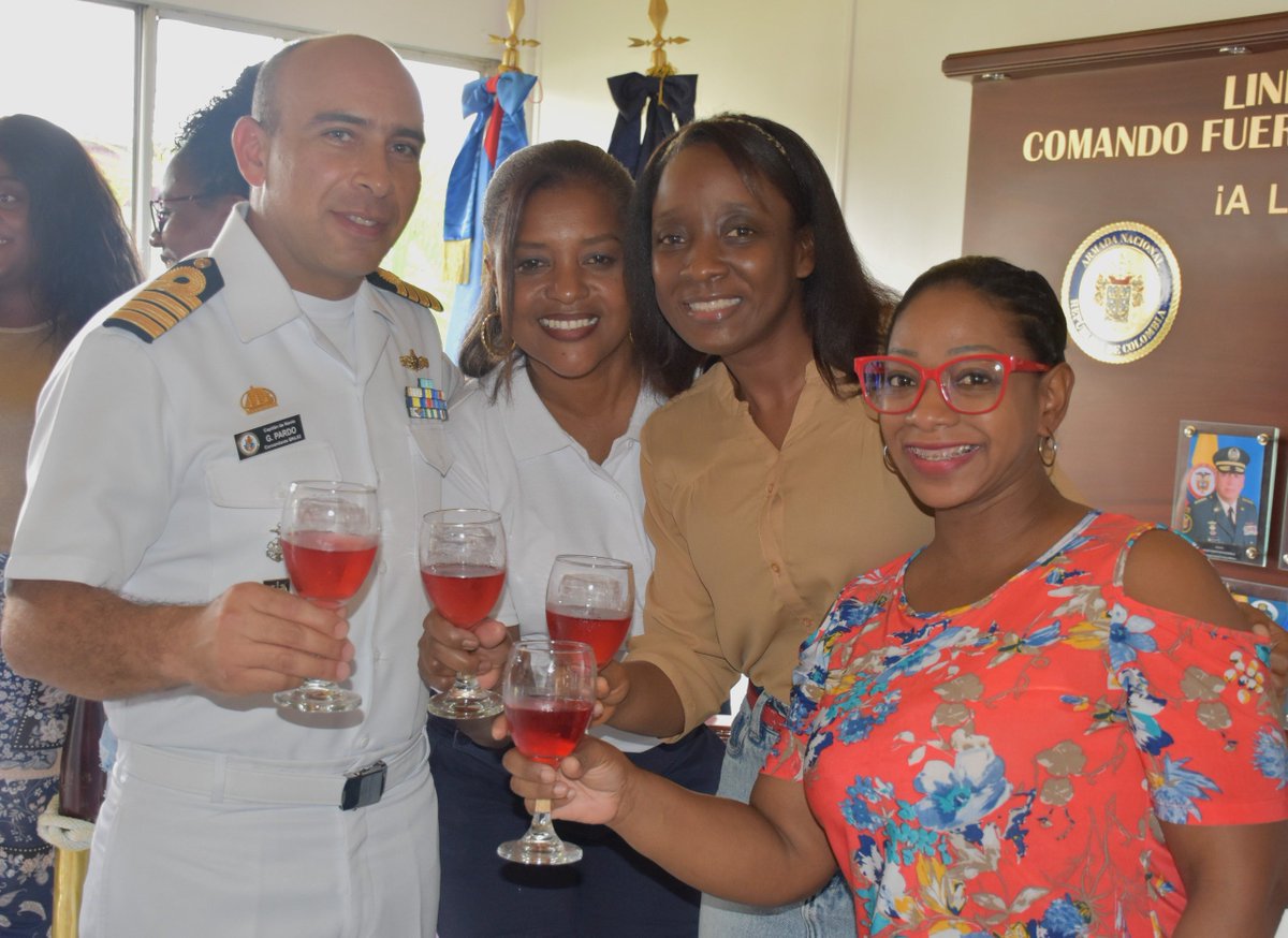 #EnImágenes 📸👩🏼‍🦰🪝 En conmemoración del día de la secretaria, la Fuerza Naval del Pacífico realizó un reconocimiento a un personal civil que con dedicación, esfuerzo y trabajo aportan a la @ArmadaColombia con su experiencia y conocimiento.