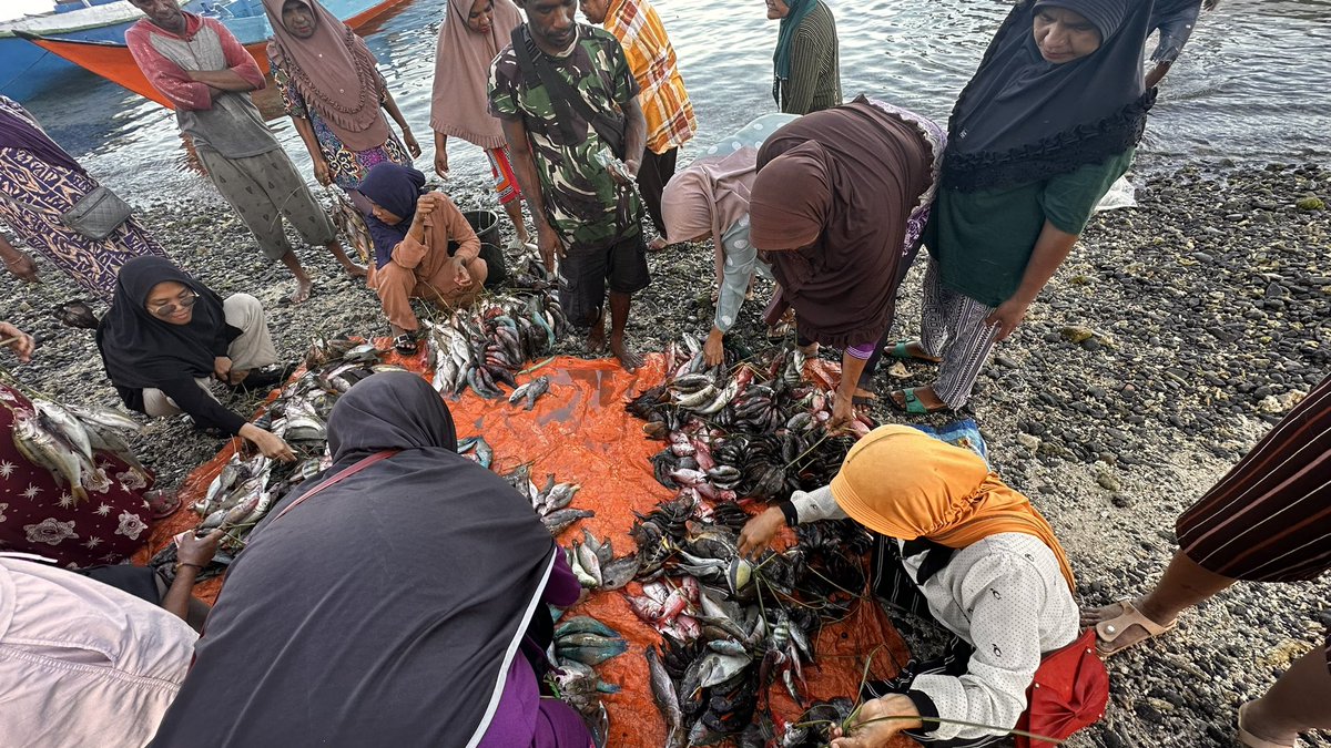 Pantesan Bu Susi gencar suruh kita makan ikan. Well, sayangnya tidak semua penduduk Indonesia bisa makan ikan2 kualitas terbaik dengan harga yang terjangkau. Aku di pesisir Alor lihat ikan tuna, cumi segede2 bagong dijual dengan harga jauh di bawah harga di Jawa-Bali dengan…