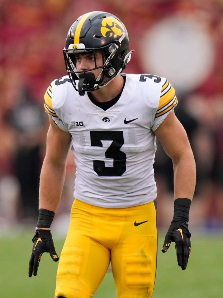 🚨 The #Eagles have moved up to #40 and have drafted Iowa CB Cooper DeJean. 🚨