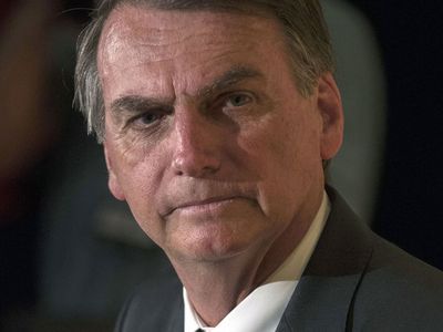 🚨 AS CARTAS NA MESA DE BOLSONARO🔥 👉 Esta semana, em Santa Catarina, o Presidente Bolsonaro falou que muitas vezes são necessárias intervenções DIVINAS nas soluções de problemas.🙌 ▫️Não obstante, afirmou que elas estão acontecendo e que em breve viveremos em liberdade.