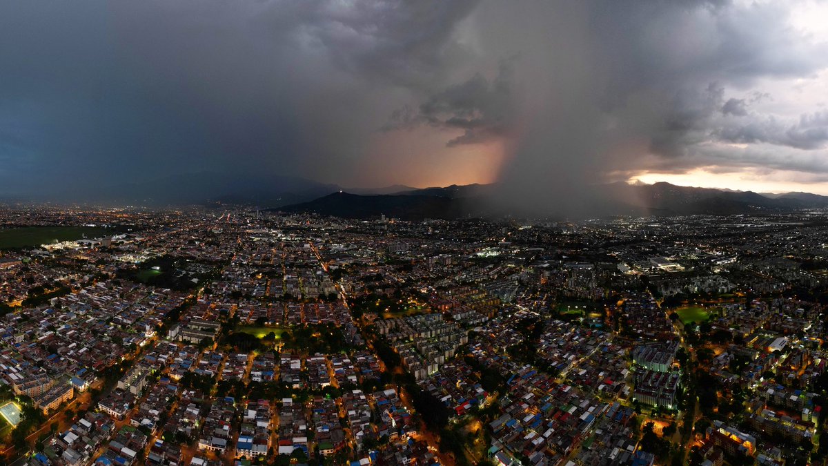 ⛈️🌞 En medio de las fuertes lluvias en el sur, oriente y centro de Cali, un colorido atardecer se observó en el norte y oeste de la ciudad. Los @BomberosCali119 han atendido varias emergencias por los fuertes vientos y las precipitaciones. 📷 @juanfotosadn