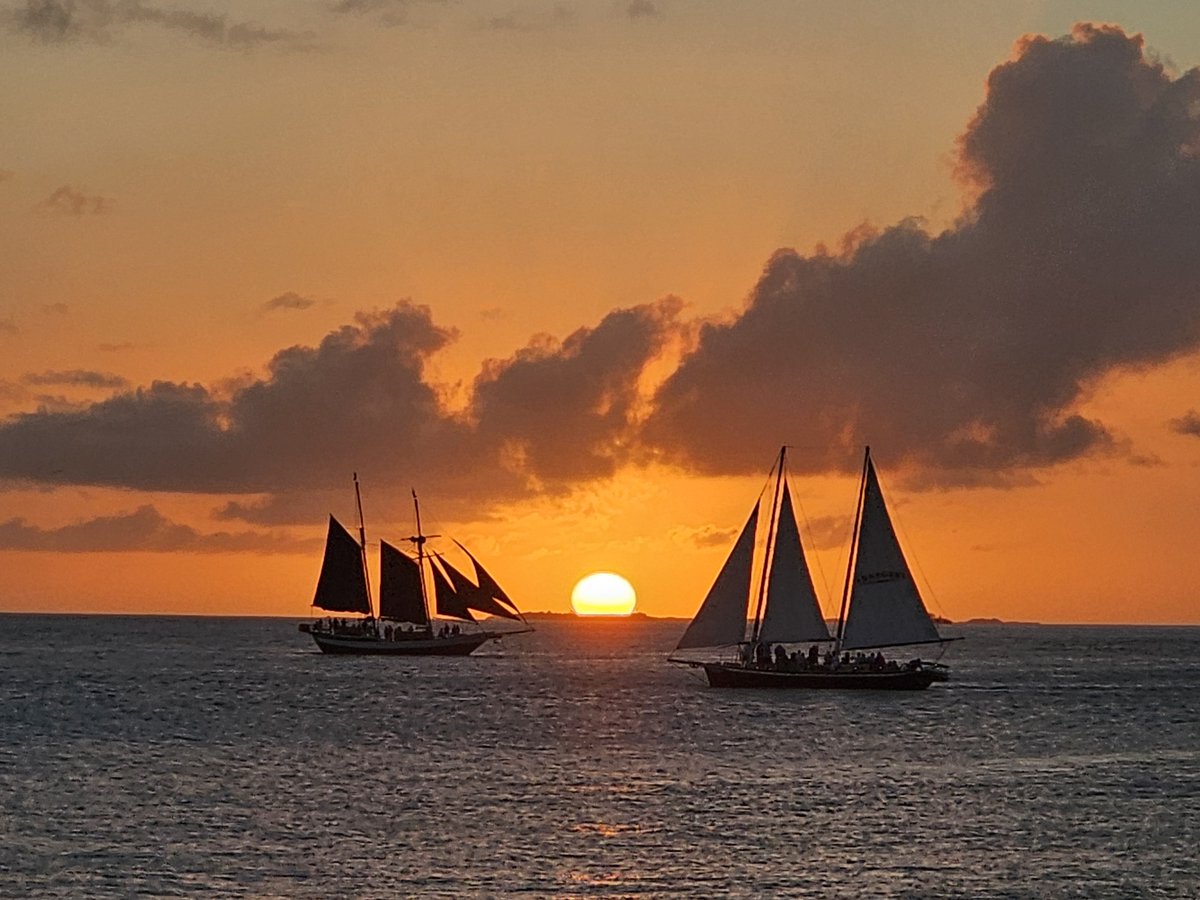 The sunsets in Key West off Sunset Pier and Mallory Square are truly some of the best in the world. 🌅 Share your favorite pictures capturing these breathtaking moments! 📸 #KeyWestSunsets #SunsetPier #MallorySquare #KeyWest #BreathtakingViews #NaturePhotography