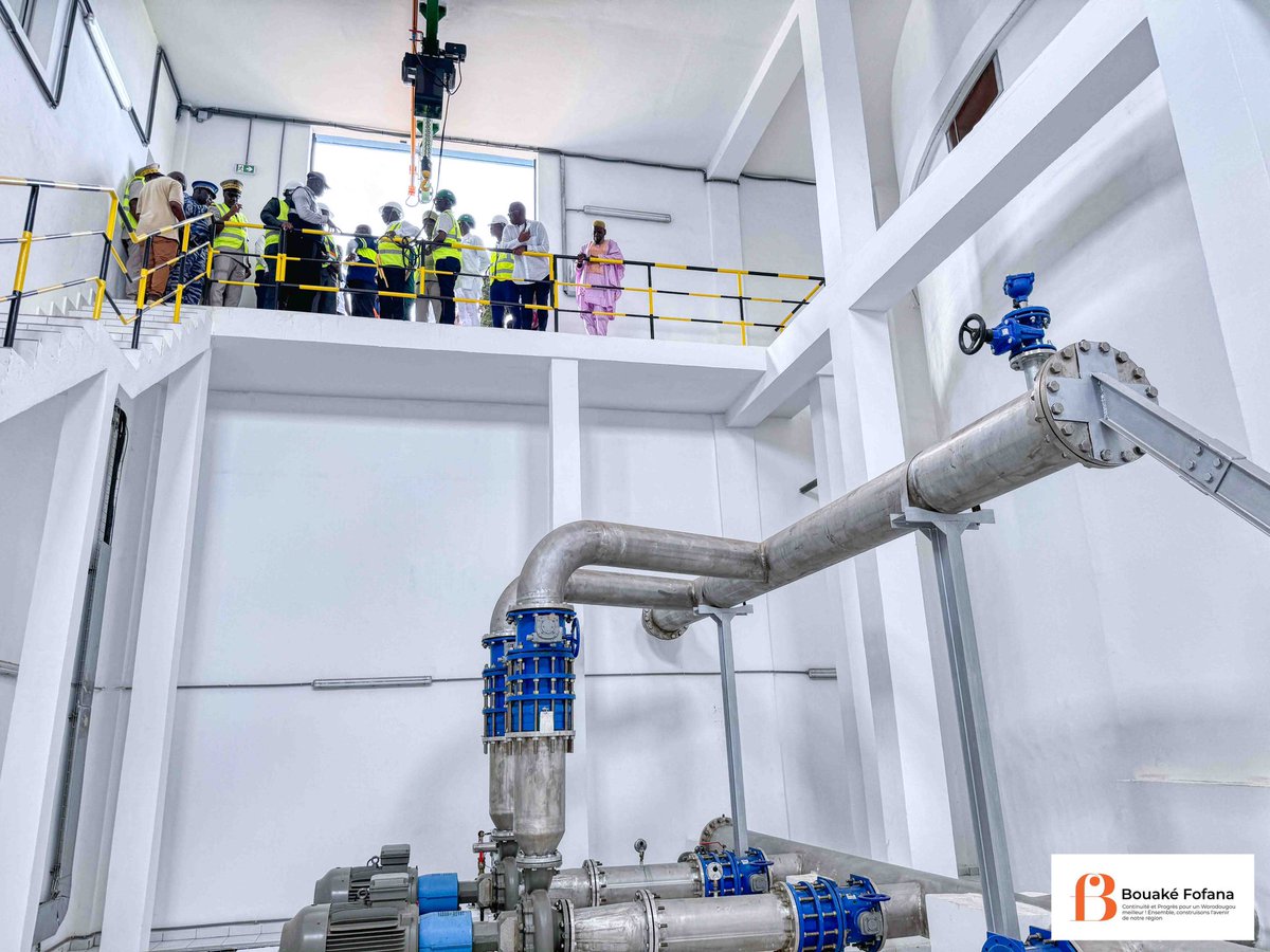 Dans le cadre d'une visite sur le terrain, je me suis rendu aujourd'hui à l'usine de potabilisation de l'eau à Grand Lahou. La mise en œuvre des travaux m'a laissé satisfait. Préalablement, nous avons également vérifié l'avancement des travaux d'adduction d'eau potable au village