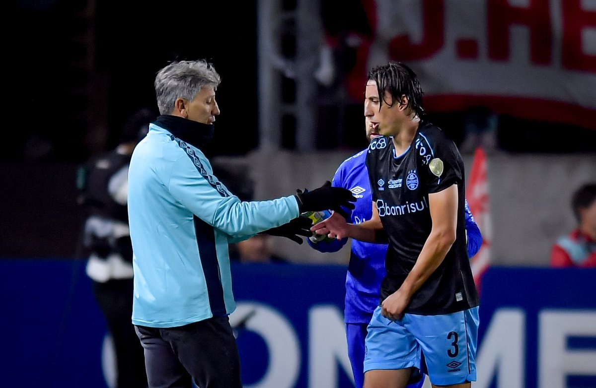 ⚠️Geromel passa por nova cirurgia, é a sexta, desde 2023. 😨 📸Marcelo Endelli/Getty Images #Grêmio