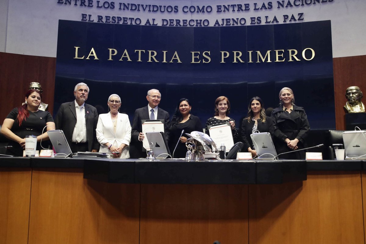 SRE_mx's tweet image. 📸 Por unanimidad, el pleno del @senadomexicano ratificó el nombramiento expedido a favor de Humberto Hernández Haddad (@hhh1951), como cónsul general de México en Austin (@ConsulMexAtn), Texas. 

¡Enhorabuena!

🇲🇽🤝🇺🇸
#DiplomaciaCercana