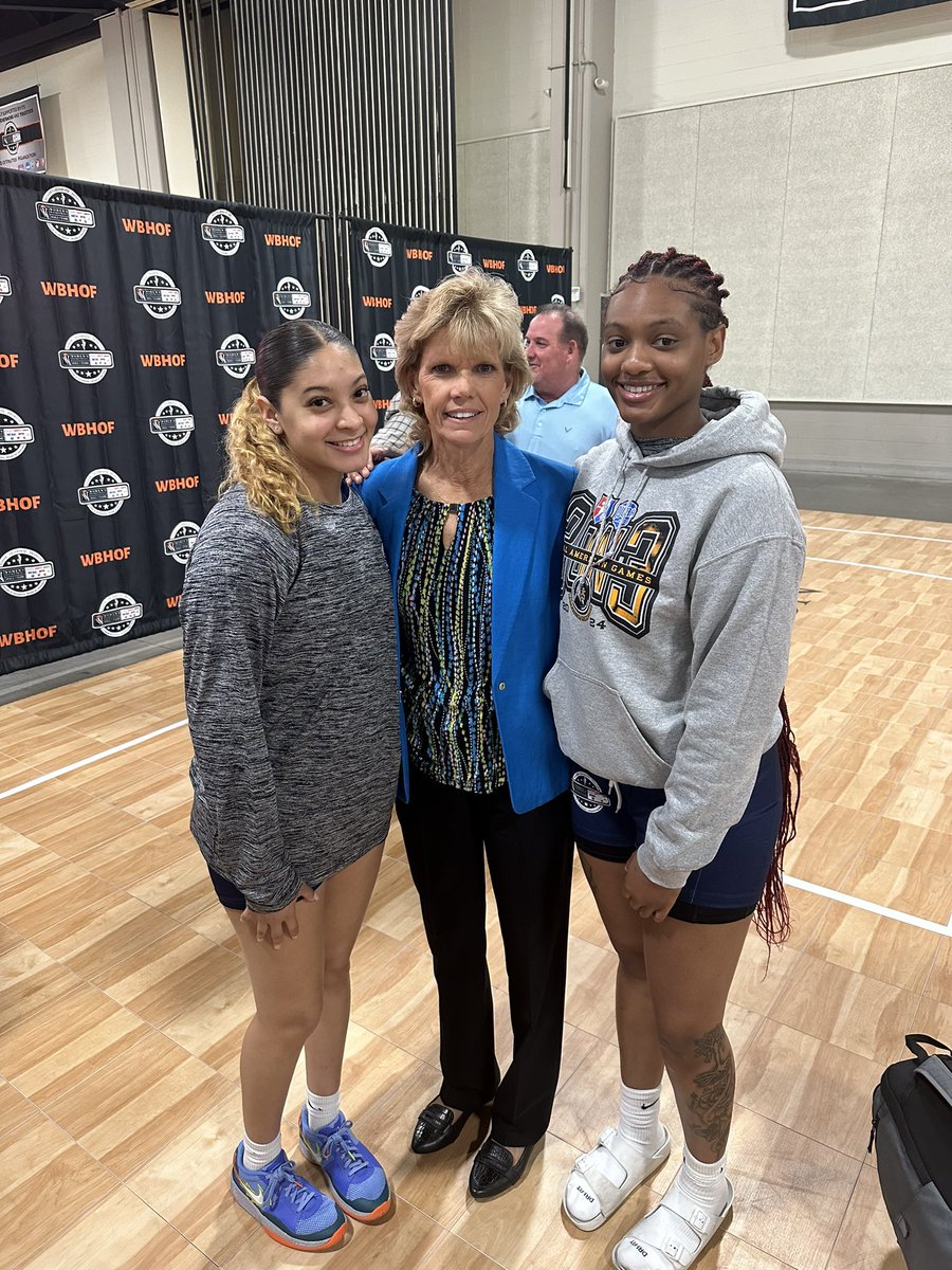 Had a great day at the 3-V-3 event. The ladies got to meet some Hall of Fame Inductees this afternoon! 🏀

#RollRiverRoll