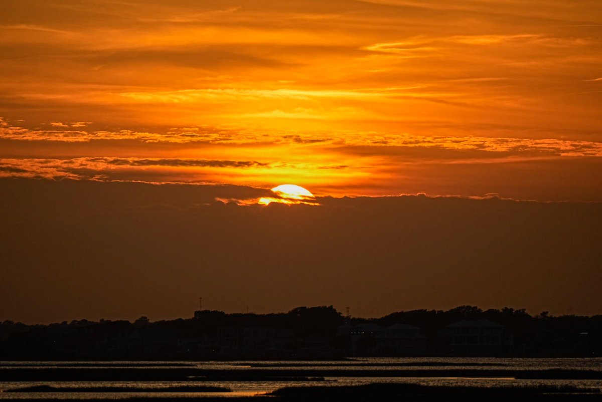 Tonight's sunset over Bogue Sound. #sunsetphotography #FridayVibes #WeekendVibes @EdPiotrowski @liamswx @NCTNHighCountry @debanjana05 @EmeraldIsleSOBX @weatherchannel @catsunrisechick @golferCraig8742 @nightscapades @NCConservation @retweet_weather