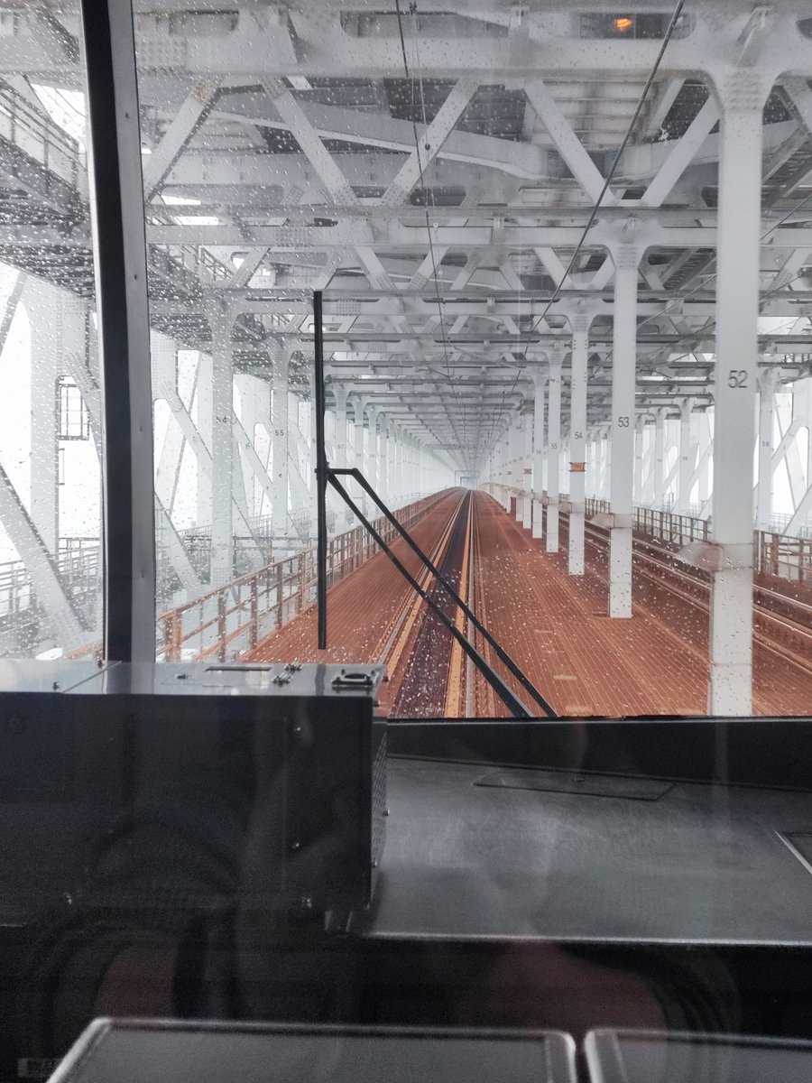 マリンライナーで瀬戸大橋の下を通過中🚆
曇天がちょっと残念