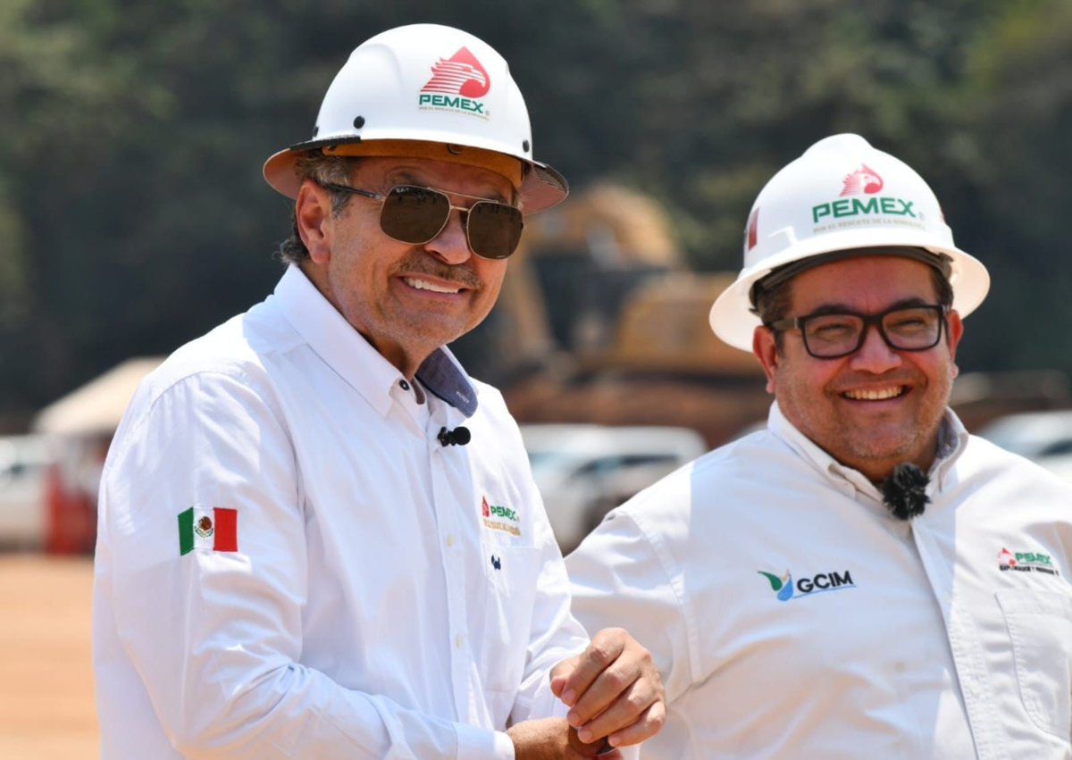 El Director General de #PEMEX, Ing. @OctavioRomero_O, visitó el lugar designado para el pozo Sitio Grande 2001SON, en Reforma, #Chiapas, para revisar los avances en los trabajos de acondicionamiento de la localización donde se perforará este pozo. #PorElRescateDeLaSoberanía
