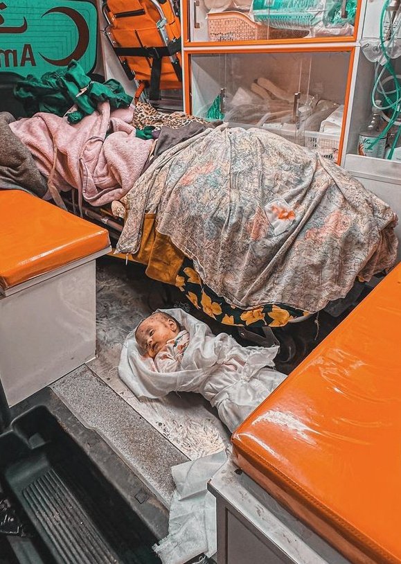 Gazze bu gece .. Bu bebek ailesi ile birlikte şehit oldu. Gazze'de soykırım devam ediyor ey Müslümanlar