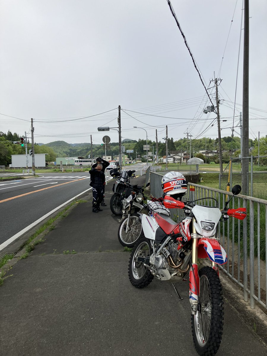 hideji1985's tweet photo. こんなはずじゃ、高速下で雨宿りです。 https://t.co/w1dyqUZ6Ck