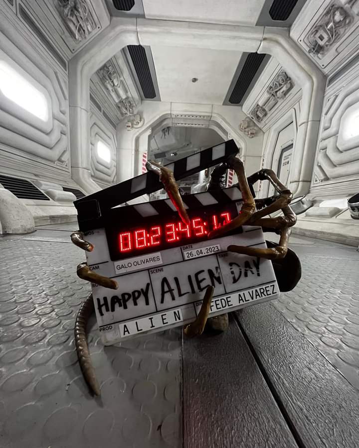 Director Fede Alvarez has shared a new facehugger set photo in honor of #AlienDay.🎬👾
.
.
#AlienRomulus #FedeAlvarez #Facehugger #Alien5