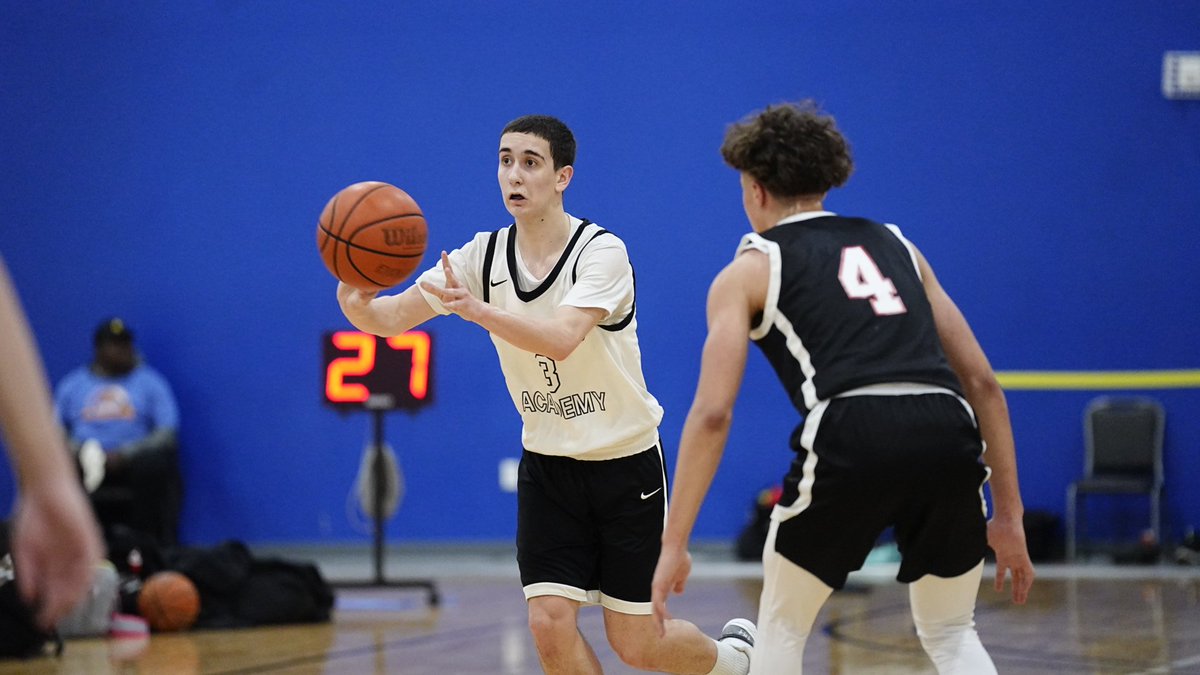 This @MidProAcademy 15U backcourt is super tough. Brady Welch, Cole Dubois, and Keshaun Manney can all play. Gonna have college coaches showing a lot of love in the years to come. Just combined for 44 of the team's 54 points.