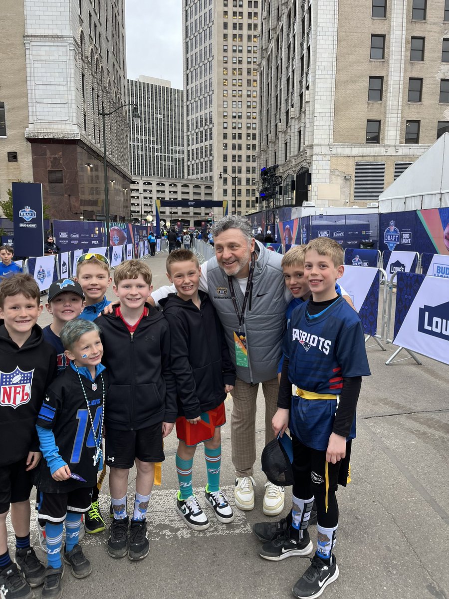 Day 2 of the @NFLDraft and LOCS students are representing once again. A number of third grade students, including from @Carpenter_LO, opened the night on the stage with the NFL legends, hung out backstage, and also met some celebrities. #AlwaysLakeOrion